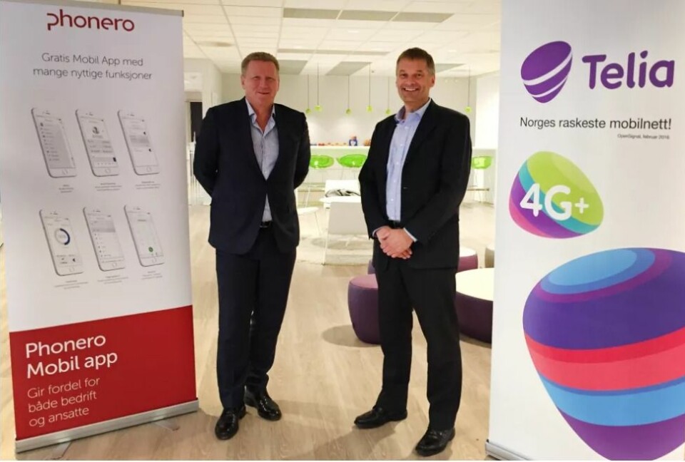 Thore Berthelsen, administrerende direktør i Phonero, og Abraham Foss, administrerende direktør i Telia Norge er fornøyde med Konkurransetilsynets avgjørelse. Foto: Telia