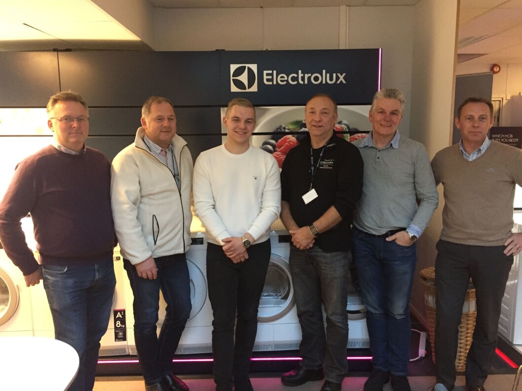 Electrolux og Norsk Ombruk skal samarbeide om håndtering av hvitevarer. Fra venstre mot høyre: Jan Eide (NO), Rune Basmoen (Elux), Jean Skjelbred (NO), Jan V. K. Olsen (Elux), Tommy Skjelbred (NO), Atle Hansen (NO). Foto: Electrolux Electrolux og Norsk Ombruk skal samarbeide om håndtering av hvitevarer. Fra venstre mot høyre: Jan Eide (NO), Rune Basmoen (Elux), Jean Skjelbred (NO), Jan V. K. Olsen (Elux), Tommy Skjelbred (NO), Atle Hansen (NO). Foto: Electrolux