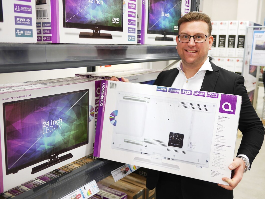 Salgssjef Peter Andersson viser TV-eskene på NetOnNets eget varemerke Andersson, som på hver side avbilder produktet. Salgssjef Peter Andersson viser TV-eskene på NetOnNets eget varemerke Andersson, som på hver side avbilder produktet.