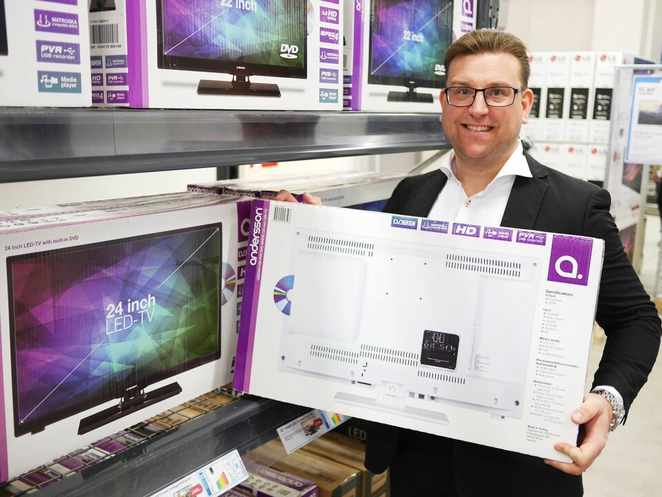 Salgssjef Peter Andersson viser TV-eskene på NetOnNets eget varemerke Andersson, som på hver side avbilder produktet.