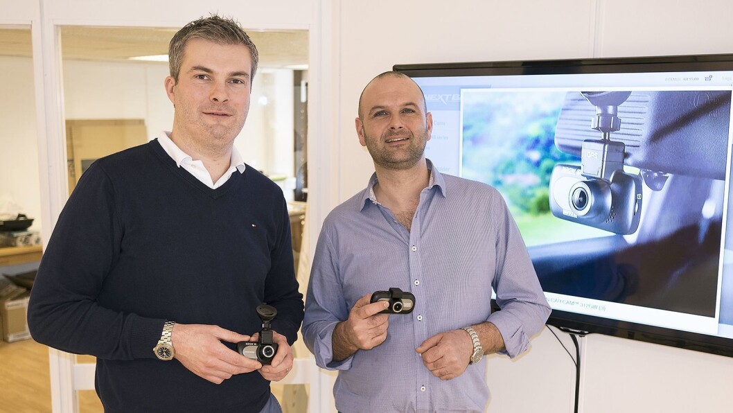 Richard Browning (t. v.) i Nextbase og Robert Ingebretsen i Nordic Base AS med dashbord-kameraene 312GW og 412GW. Foto: Stian Sønsteng Richard Browning (t. v.) i Nextbase og Robert Ingebretsen i Nordic Base AS med dashbord-kameraene 312GW og 412GW. Foto: Stian Sønsteng