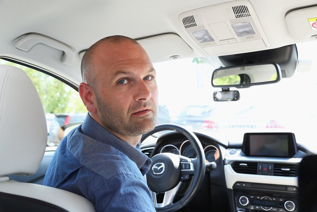 – Nextbases bilkamera kan plasseres under sladrespeilet slik som her, men like gjerne festes bak dette, siden du forhåpentligvis aldri trenger å betjene det, sier Robert Ingebretsen i Nordic Base AS. Foto: Nordic Base – Nextbases bilkamera kan plasseres under sladrespeilet slik som her, men like gjerne festes bak dette, siden du forhåpentligvis aldri trenger å betjene det, sier Robert Ingebretsen i Nordic Base AS. Foto: Nordic Base