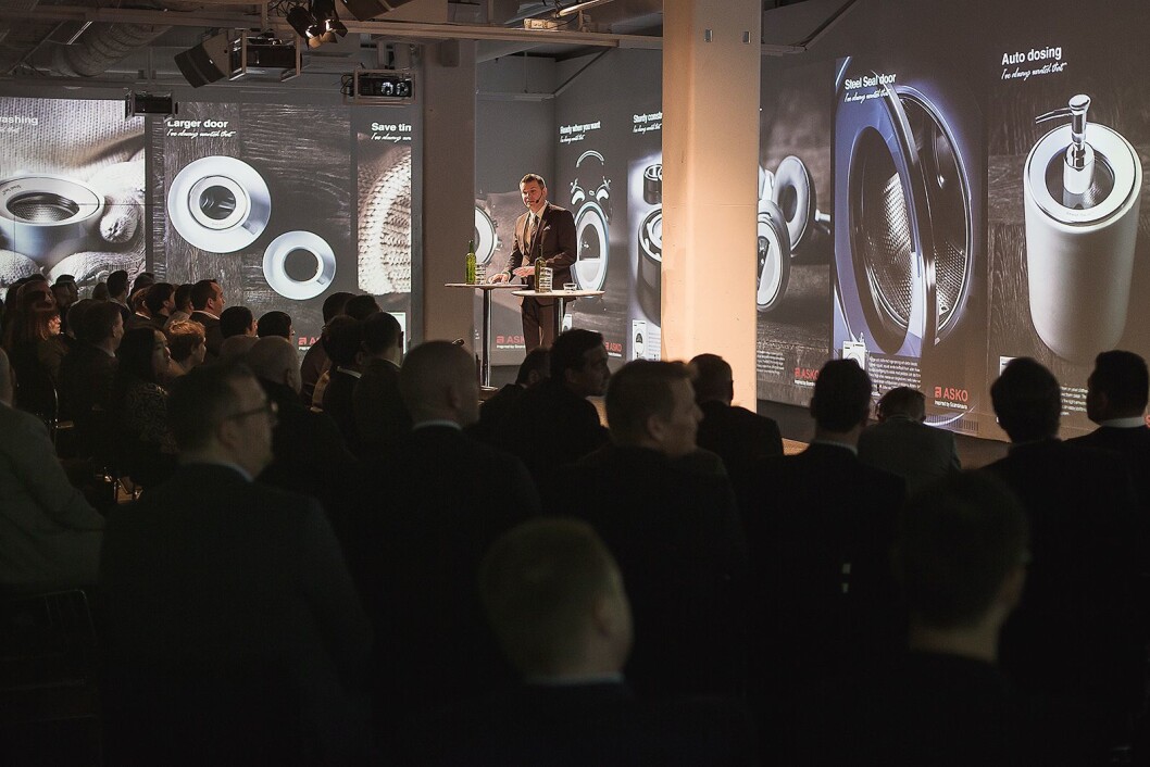 Fredrik Lööf, global varemerkesjef for Asko, presenterte i Stockholm noen av hovedegenskapene til de nye vaskemaskinene, som større dører uten gummiring og autodosering. Foto: Asko Fredrik Lööf, global varemerkesjef for Asko, presenterte i Stockholm noen av hovedegenskapene til de nye vaskemaskinene, som større dører uten gummiring og autodosering. Foto: Asko