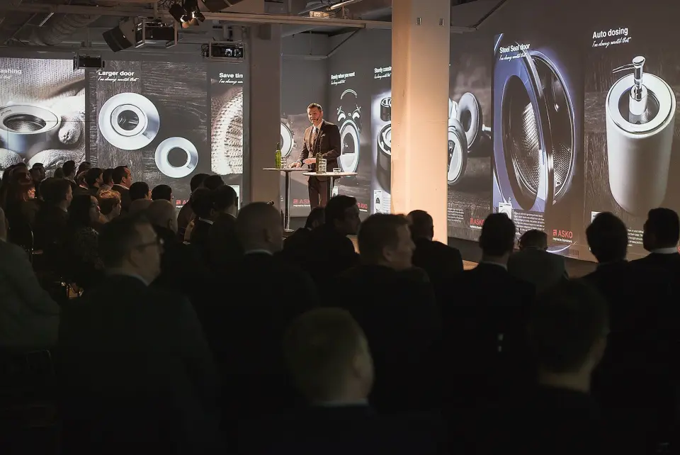 Fredrik Lööf, global varemerkesjef for Asko, presenterte i Stockholm noen av hovedegenskapene til de nye vaskemaskinene, som større dører uten gummiring og autodosering. Foto: Asko Fredrik Lööf, global varemerkesjef for Asko, presenterte i Stockholm noen av hovedegenskapene til de nye vaskemaskinene, som større dører uten gummiring og autodosering. Foto: Asko