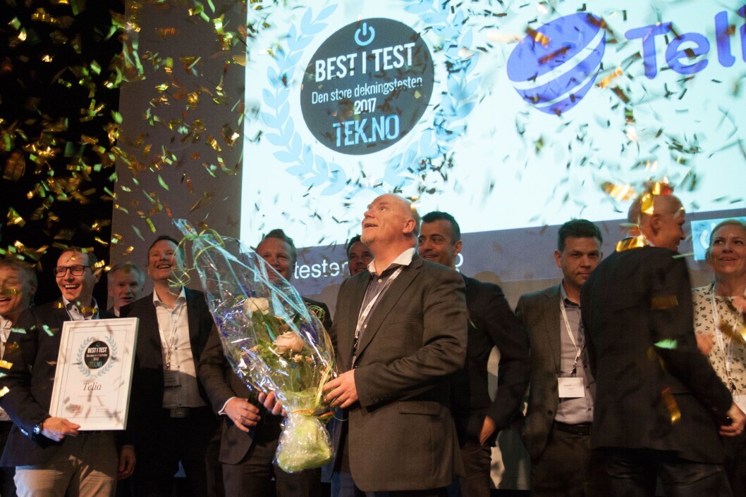 Dekningsdirektør i Telia, Tommy Johansen (i midten) og resten av Telia-gjengen kunne feire at de nok et år ble kåret til å ha landets beste 4G-nett. Foto: TU Media Dekningsdirektør i Telia, Tommy Johansen (i midten) og resten av Telia-gjengen kunne feire at de nok et år ble kåret til å ha landets beste 4G-nett. Foto: TU Media