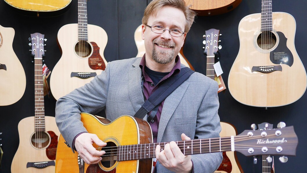 Terje Mentyjærvi i Musikk og Elektronikk AS med en Richwood Master Series A-70-EVA. Selv spiller han på en selvlaget Guitarra Latina i middelalderpunk-bandet Canardus Horribilis. Foto: Stian Sønsteng Terje Mentyjærvi i Musikk og Elektronikk AS med en Richwood Master Series A-70-EVA. Selv spiller han på en selvlaget Guitarra Latina i middelalderpunk-bandet Canardus Horribilis. Foto: Stian Sønsteng