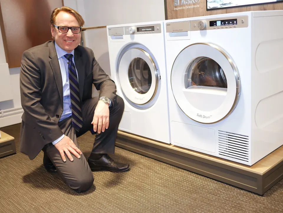 Norges-sjef Bjørn Mangset i Gorenje Group Nordic, med vask og tørk i den den nye Asko Style serien. Norges-sjef Bjørn Mangset i Gorenje Group Nordic, med vask og tørk i den den nye Asko Style serien.