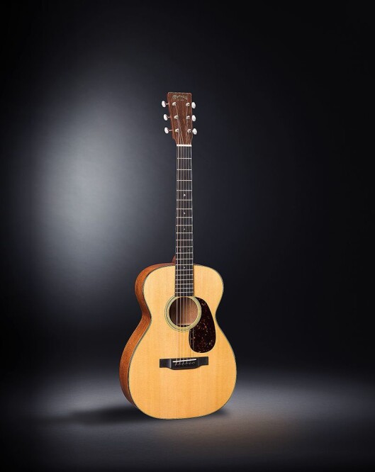 Martin 0-18 er en modell i Standard Series, med litt mindre kropp og kortere hals for raskt fingerspill og eksplosiv dynamikk. Lokk i gran, sarg og bunn i mahogni. Pris: 31.000,-. Martin 0-18 er en modell i Standard Series, med litt mindre kropp og kortere hals for raskt fingerspill og eksplosiv dynamikk. Lokk i gran, sarg og bunn i mahogni. Pris: 31.000,-.