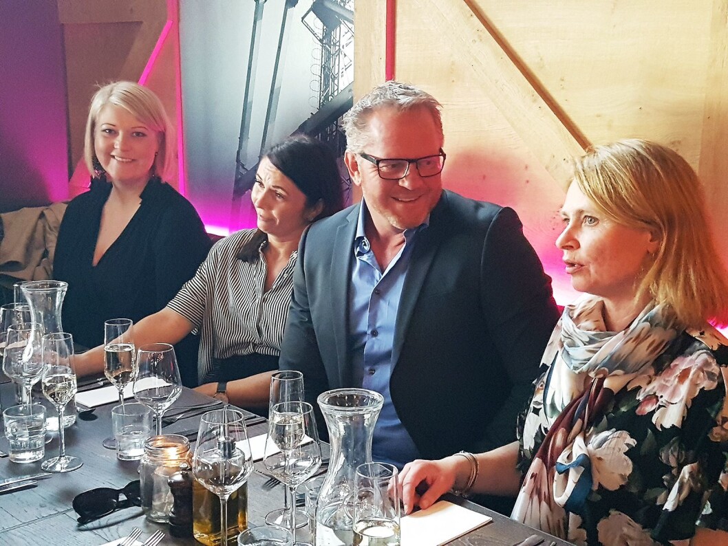 Etter vårmøtet samlet Fotorådet seg til middag på Cargo. F.v Henriette Solrud, Fotoknudsen; Cecilie Gaustad, Fotoknudsen; Runar Kristiansen, Sony og Katrine Adeler-Gjerde, Bresson. Foto: Marte Ottemo Etter vårmøtet samlet Fotorådet seg til middag på Cargo. F.v Henriette Solrud, Fotoknudsen; Cecilie Gaustad, Fotoknudsen; Runar Kristiansen, Sony og Katrine Adeler-Gjerde, Bresson. Foto: Marte Ottemo
