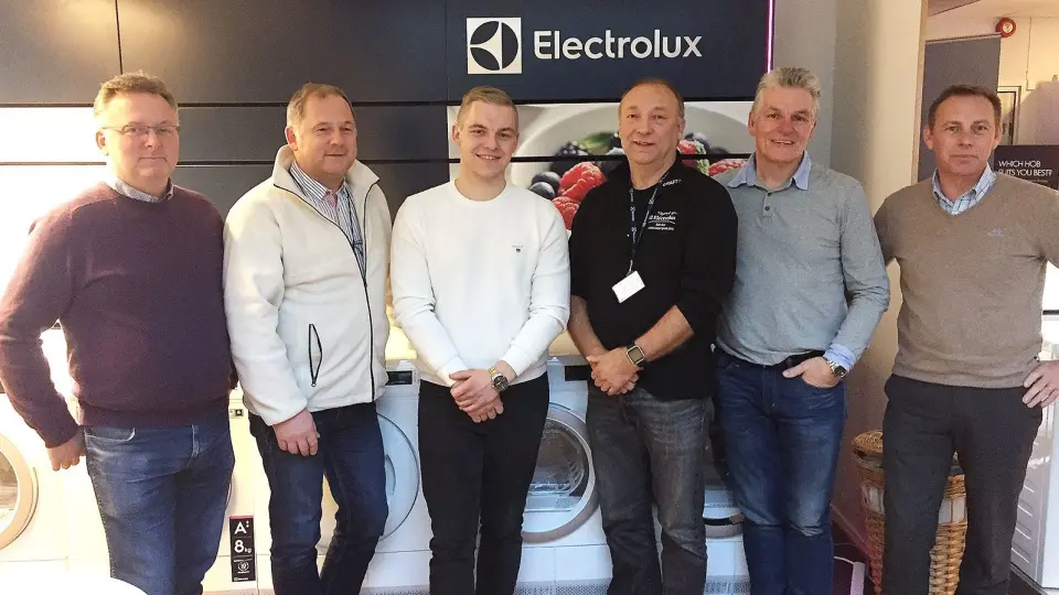 Electrolux og Norsk Ombruk skal samarbeide om håndtering av hvitevarer. Fra venstre mot høyre: Jan Eide (NO), Rune Basmoen (Elux), Jean Skjelbred (NO), Jan V. K. Olsen (Elux), Tommy Skjelbred (NO), Atle Hansen (NO). Foto: Electrolux Electrolux og Norsk Ombruk skal samarbeide om håndtering av hvitevarer. Fra venstre mot høyre: Jan Eide (NO), Rune Basmoen (Elux), Jean Skjelbred (NO), Jan V. K. Olsen (Elux), Tommy Skjelbred (NO), Atle Hansen (NO). Foto: Electrolux