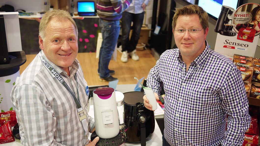 Roger Røed (t. v.) fotografert på Euronics’ kompetansedager i 2012 sammen med daværende kollega Ernst Rognstad, som er sluttet i bransjen og er nå i Domstein sjømat AS. De to viste Senseo Twist og Air Floss. Foto: Stian Sønsteng Roger Røed (t. v.) fotografert på Euronics’ kompetansedager i 2012 sammen med daværende kollega Ernst Rognstad, som er sluttet i bransjen og er nå i Domstein sjømat AS. De to viste Senseo Twist og Air Floss. Foto: Stian Sønsteng