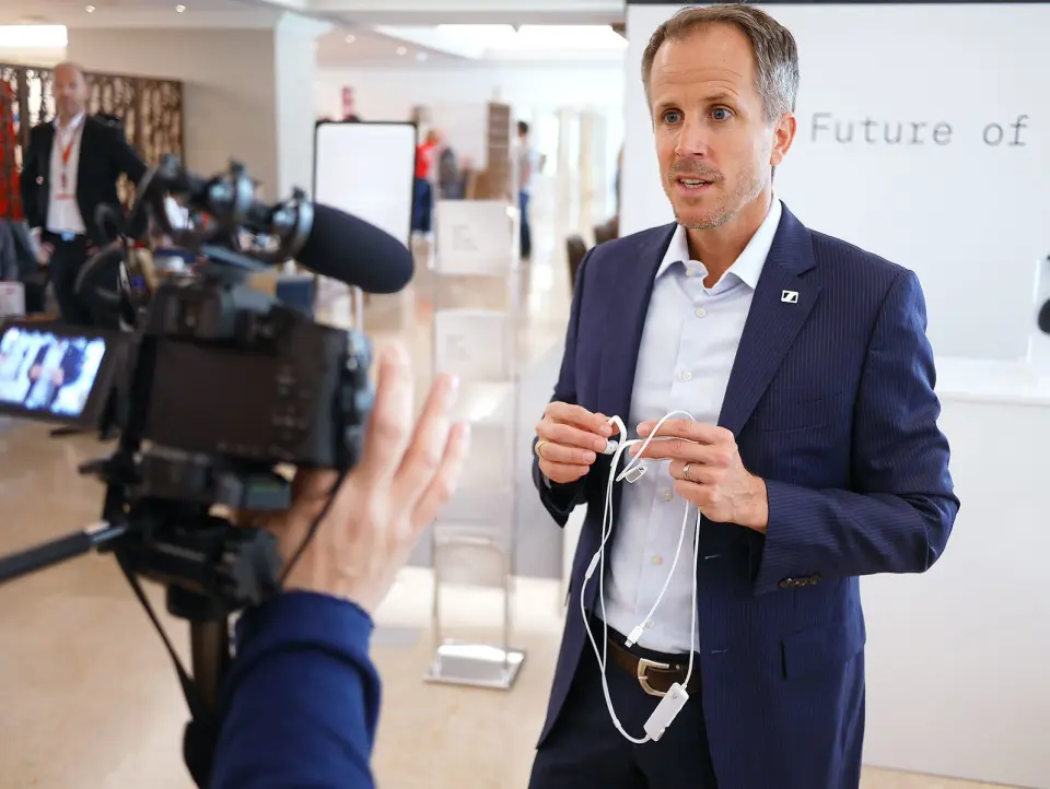 Andreas Sennheiser møtte på Berlin-messen IFAs globale pressemøte i Portugal 300 pressefolk fra hele verden. Andreas Sennheiser møtte på Berlin-messen IFAs globale pressemøte i Portugal 300 pressefolk fra hele verden.