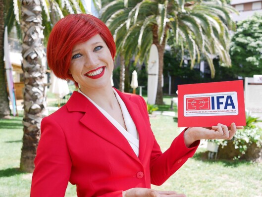 Miss IFA er ny av året, men har det samme røde håret som sine forgjengere. Her er hun fotografert i hagen utenfor Lisbon Marriott Hotel, der messens årlige pressemøte ble arrangert i april. Foto: Stian Sønsteng. Miss IFA er ny av året, men har det samme røde håret som sine forgjengere. Her er hun fotografert i hagen utenfor Lisbon Marriott Hotel, der messens årlige pressemøte ble arrangert i april. Foto: Stian Sønsteng.
