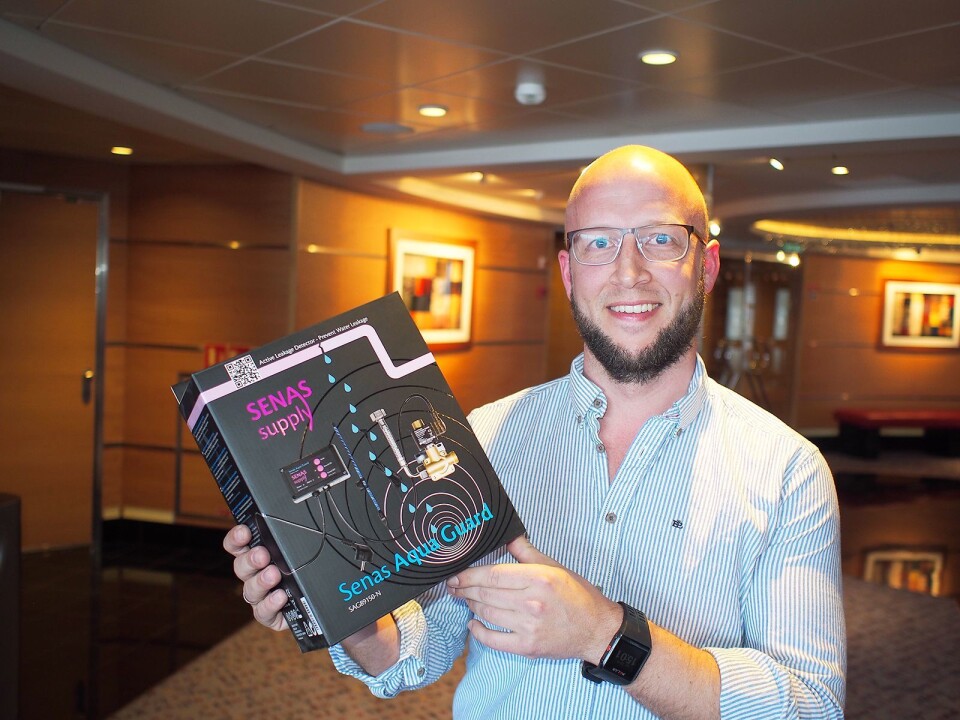 Torbjørn H. Søgaard fra Senas viser frem salgspakningen på lekkasjestopperen. Foto: Jan Røsholm