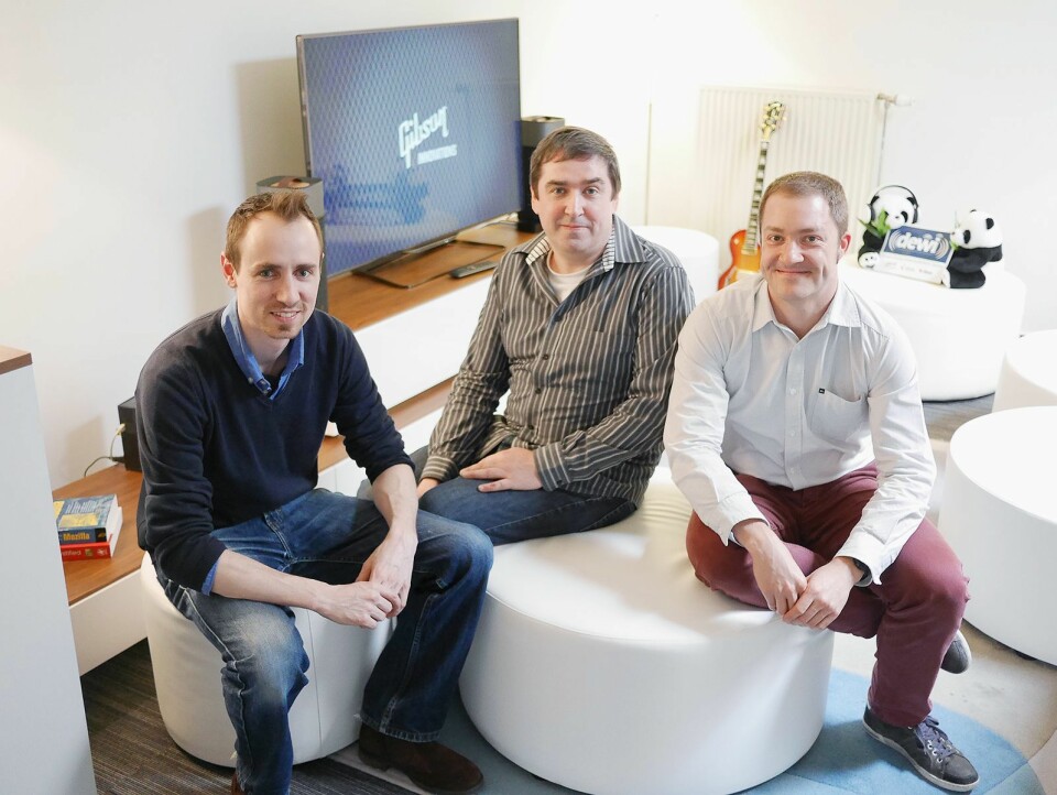 Peterjan Schreurs (f. v.), Stefan Hendricx og Bram Vandenholen i et av rommene som brukes til å utforske mulighetene som ligger i smarte lydprodukter.