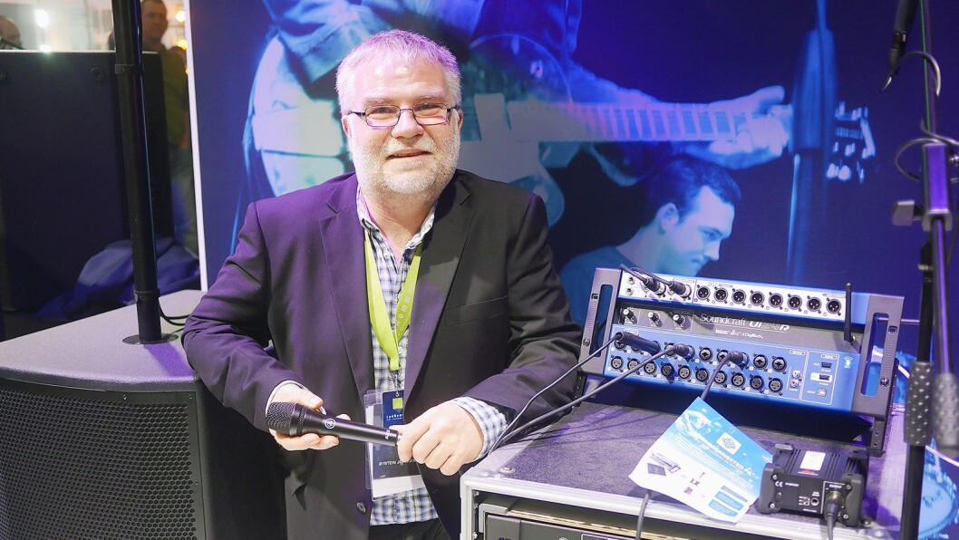 Øystein Johnsen i Lydrommet AS med Harman-systemet Connected PA, der en mikser fra Soundcraft kjenner igjen mikrofoner fra AKG og høyttalere fra JBL og hvilken innstilling disse skal ha. Foto: Stian Sønsteng Øystein Johnsen i Lydrommet AS med Harman-systemet Connected PA, der en mikser fra Soundcraft kjenner igjen mikrofoner fra AKG og høyttalere fra JBL og hvilken innstilling disse skal ha. Foto: Stian Sønsteng