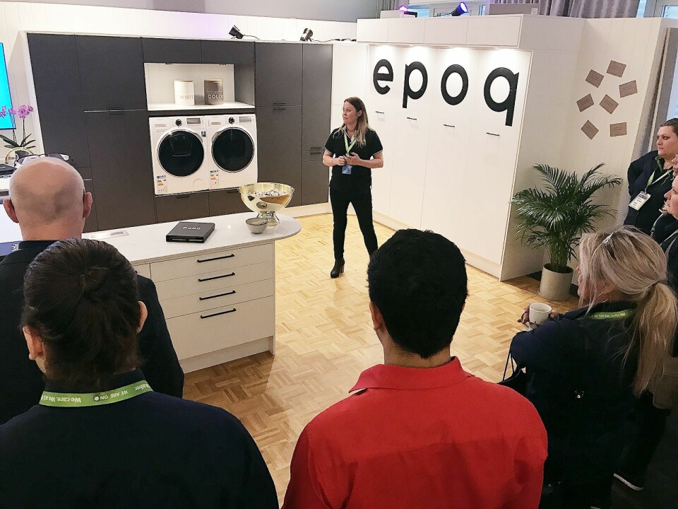 Hege Oremark i Elkjøp Nordic AS støtter kjøkkenselgerne i Norden, og viste på det nordiske produktkurset for kjøkken og hvitevarer de nye kjøkkeninnredningene fra Epoq, som har fått ny logo.
