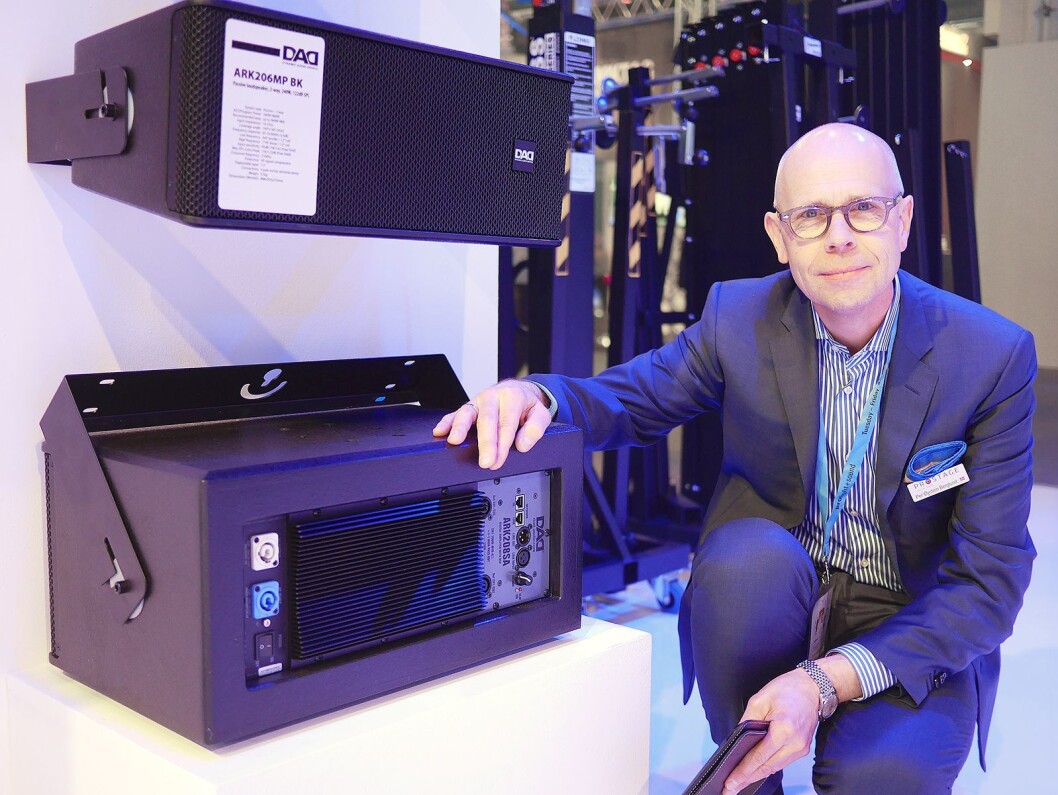 Produktsjef Øystein Berglund i Prostage AS med DAD-systemet, der inntil fire topper (her ARK206MP) kan hektes på hver aktive dypbasshøyttaler (ARK208SA). Foto: Stian Sønsteng Produktsjef Øystein Berglund i Prostage AS med DAD-systemet, der inntil fire topper (her ARK206MP) kan hektes på hver aktive dypbasshøyttaler (ARK208SA). Foto: Stian Sønsteng
