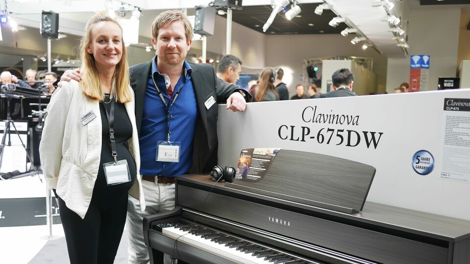Salgskonsulentene Mari N. Pettersen (t. v.) og Stein Erik Ravnsborg med digitalpianoet Clavianova CLP-675DW.