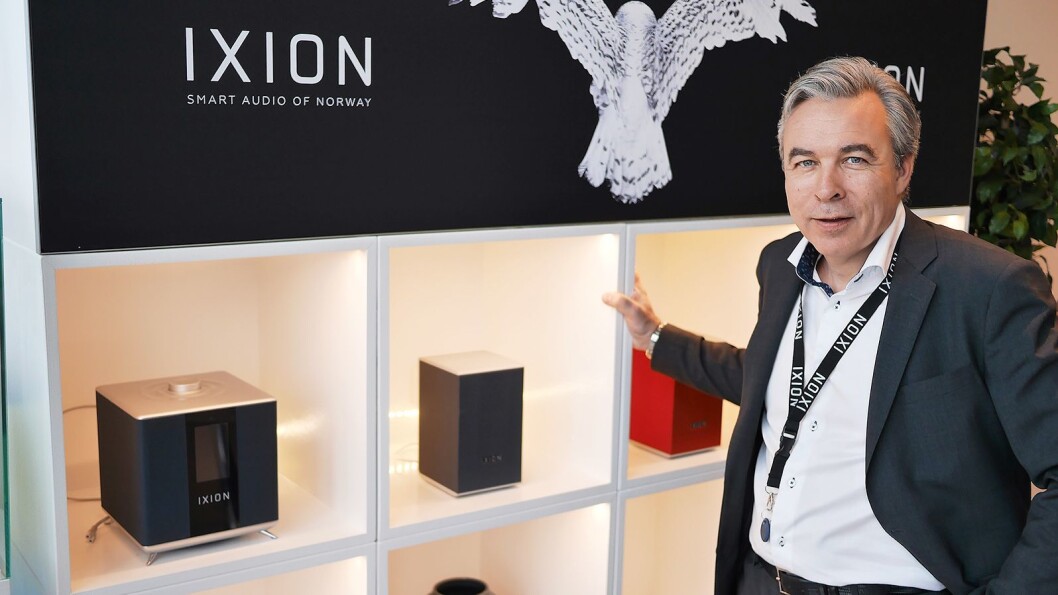 Ixion har fått god plass hos Oslo Hi-Fi Center. Tom Austad i T-Radio AS viser hovedenheten Ixion Maestro (t. v.) og satellitthøyttaleren Solo:2. Foto: Stian Sønsteng Ixion har fått god plass hos Oslo Hi-Fi Center. Tom Austad i T-Radio AS viser hovedenheten Ixion Maestro (t. v.) og satellitthøyttaleren Solo:2. Foto: Stian Sønsteng
