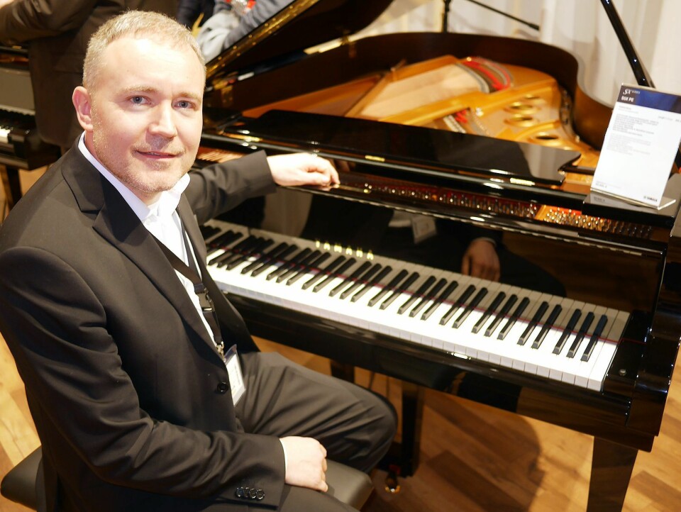Erik Sæther, skandinavisk produktsjef for piano i Yamaha, med flygelet S7X i premiumserien SX.