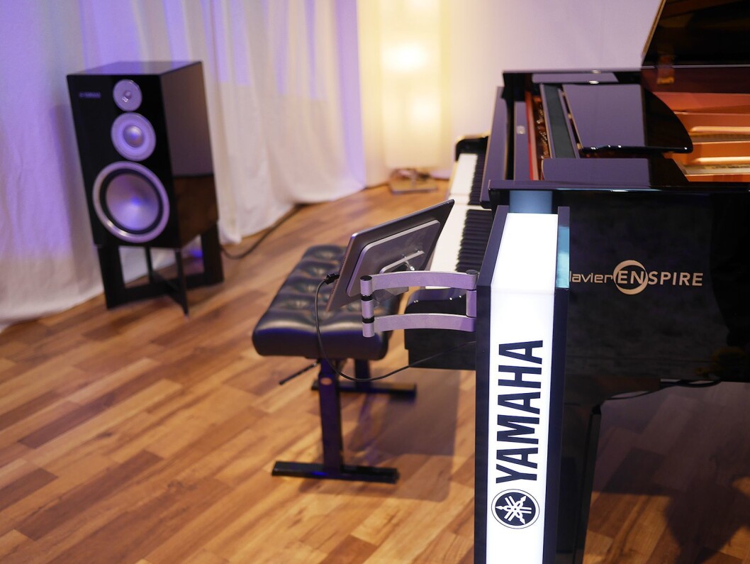 Yamahas selvspillende Disklavier flygel DCFXENPRO koplet til Yamahas stereoanlegg via multiromsystemet MusicCast. Yamahas selvspillende Disklavier flygel DCFXENPRO koplet til Yamahas stereoanlegg via multiromsystemet MusicCast.