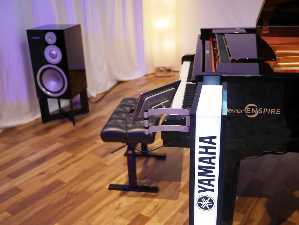 Yamahas selvspillende Disklavier flygel DCFXENPRO koplet til Yamahas stereoanlegg via multiromsystemet MusicCast.