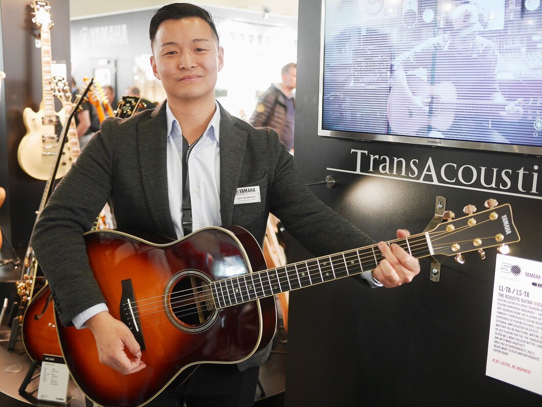 Lars Andersen, skandinavisk produktspesialist for gitarer og trommer, viser Yamaha TransAcoustic med innebygd chorus og reverb. Lars Andersen, skandinavisk produktspesialist for gitarer og trommer, viser Yamaha TransAcoustic med innebygd chorus og reverb.