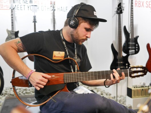 Yamahas nye Silent Guitar bruker mikrofonsimuleringsteknologien SRT (Studio Response Technology) som plukker opp vibrasjonene i strengene og overfører denne til hodetelefonene. Yamahas nye Silent Guitar bruker mikrofonsimuleringsteknologien SRT (Studio Response Technology) som plukker opp vibrasjonene i strengene og overfører denne til hodetelefonene.