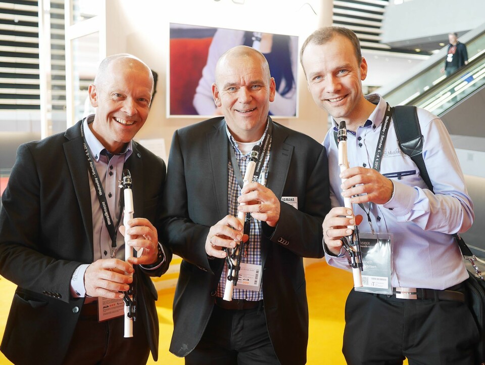 Skandinavisk produktsjef for blås- og orkesterinstrument, Lasse Thing Helseth, flankeres av Morten Gjendemsjø (t. v.) og Kenneth Halvorsen fra Musikk-Miljø AS i Bergen, med det nye blåseinstrumentet Venova.