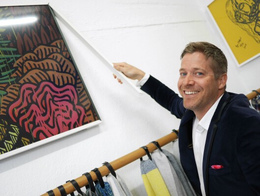 Norsk salgssjef for lyd og bilde i Samsung, Paal Anders Jansen, demonstrerer hvordan magnetrammen på The Frame kan byttes. Foto: Stian Sønsteng Norsk salgssjef for lyd og bilde i Samsung, Paal Anders Jansen, demonstrerer hvordan magnetrammen på The Frame kan byttes. Foto: Stian Sønsteng