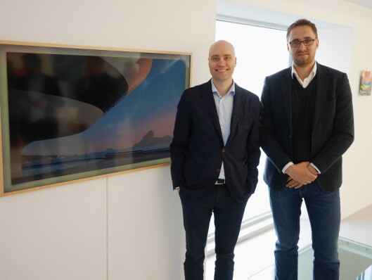 Thomas Hegerlund (t. v.) og Kristian Skogsrud er henholdsvis nordisk salgs- og innkjøpsdirektør i Elkjøp Nordic, og hadde tatt turen til Henningsvær sammen med kategoridirektør Andreas Westgaard, som ikke var tilgjengelig da bildet ble tatt. Foto: Stian Sønsteng. Thomas Hegerlund (t. v.) og Kristian Skogsrud er henholdsvis nordisk salgs- og innkjøpsdirektør i Elkjøp Nordic, og hadde tatt turen til Henningsvær sammen med kategoridirektør Andreas Westgaard, som ikke var tilgjengelig da bildet ble tatt. Foto: Stian Sønsteng.