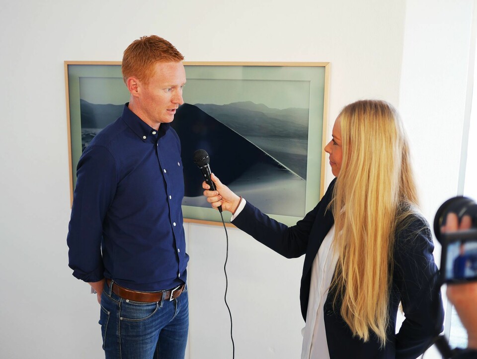 Klas Söderström, leder for livsstilsprodukter i Samsung, blir intervjuet av kommunikasjonsrådgiver Madeleine Schøyen Bergly i Elkjøp Norge, foran The Frame i 55 tommers størrelse. Foto: Stian Sønsteng.