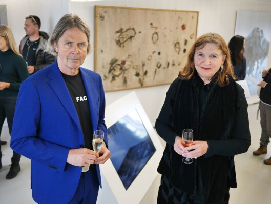 Ekteparet Rolf og Venke Hoff driver galleriet KaviarFactory i Henningsvær på femte året, der The Frame ble lansert den 31. mai. I bakgrunnen Samsung-TVen Rolf Hoff har bygd inn, for visning av kunst. Foto: Stian Sønsteng. Ekteparet Rolf og Venke Hoff driver galleriet KaviarFactory i Henningsvær på femte året, der The Frame ble lansert den 31. mai. I bakgrunnen Samsung-TVen Rolf Hoff har bygd inn, for visning av kunst. Foto: Stian Sønsteng.