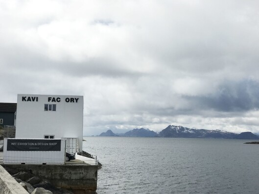 Galleriet The KaviarFactory i Henningsvær. De tre bokstavene som mangler er ikke blåst ned, men danner et engelsk ord. Foto: Stian Sønsteng. Galleriet The KaviarFactory i Henningsvær. De tre bokstavene som mangler er ikke blåst ned, men danner et engelsk ord. Foto: Stian Sønsteng.