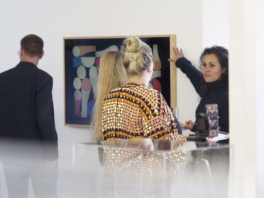 Et lite merke på siden av rammen skal være det eneste som avslører at The Frame er et Samsung-produkt. Til høyre blogger og stylist Linda Elmin. Foto: Samsung. Et lite merke på siden av rammen skal være det eneste som avslører at The Frame er et Samsung-produkt. Til høyre blogger og stylist Linda Elmin. Foto: Samsung.