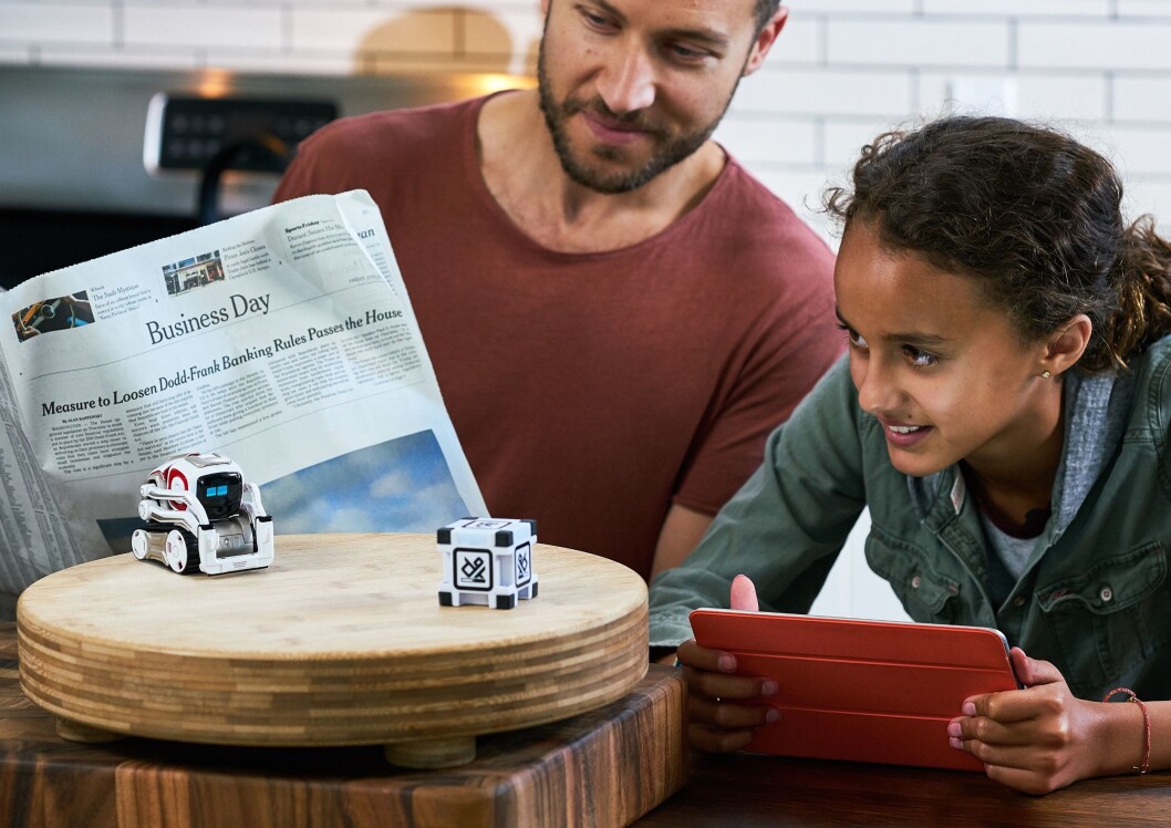 Cozmo er en liten robot, som ved hjelp av kunstig intelligens interagerer med deg og omgivelsene. Foto: Anki Cozmo er en liten robot, som ved hjelp av kunstig intelligens interagerer med deg og omgivelsene. Foto: Anki