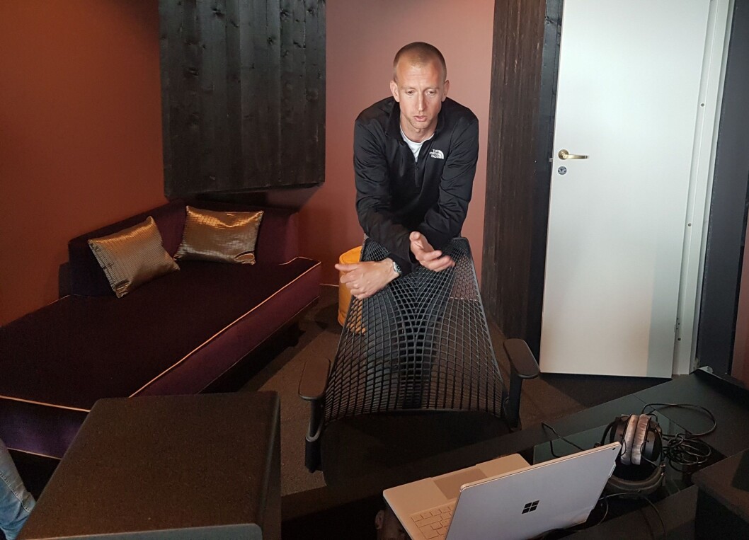 Gunnar Greve i musikkselskapet Mer har byttet fra Mac til Microsoft. Her sammen med ansvarlig for Windows og konsumentprodukter i Microsoft Norge, Christian Almskog og Microsoft Norge-sjef Kimberly Lein-Mathisen. Foto: Marte Ottemo Gunnar Greve i musikkselskapet Mer har byttet fra Mac til Microsoft. Her sammen med ansvarlig for Windows og konsumentprodukter i Microsoft Norge, Christian Almskog og Microsoft Norge-sjef Kimberly Lein-Mathisen. Foto: Marte Ottemo