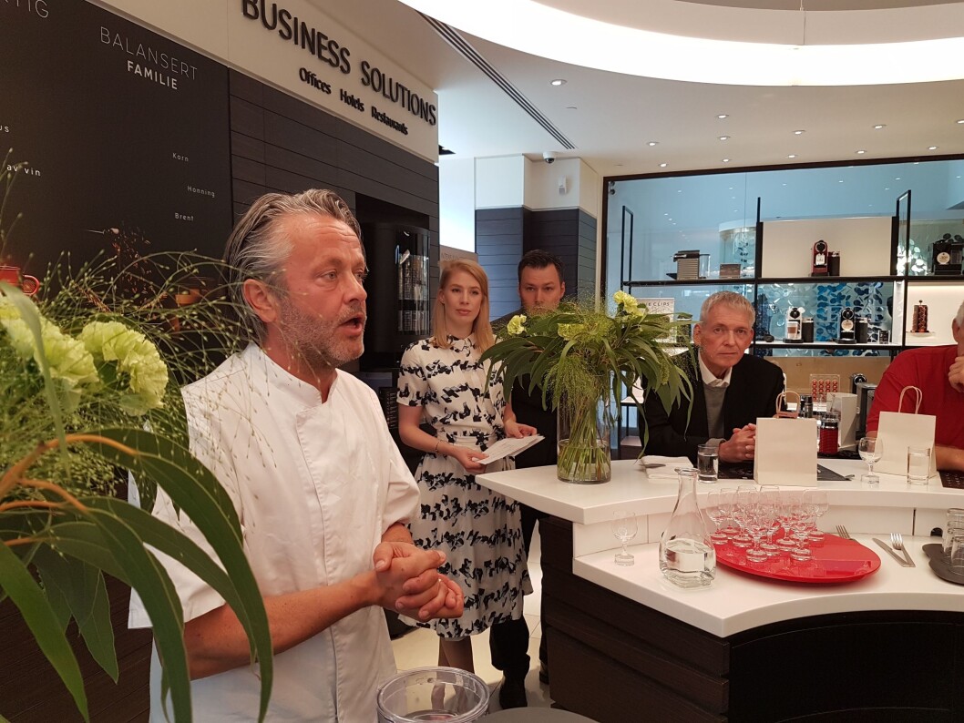 Stjernekokk Terje Ness mener de fleste trestjerners restauranter en Nespresso-maskin på bruket. Foto: Marte Ottemo Stjernekokk Terje Ness mener de fleste trestjerners restauranter en Nespresso-maskin på bruket. Foto: Marte Ottemo
