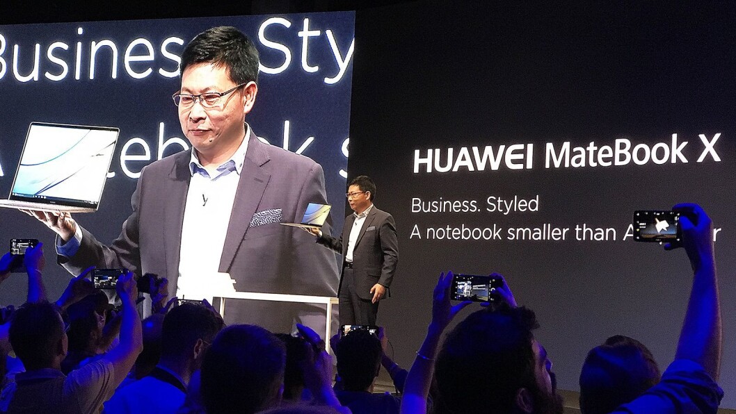Richard Yu, administrerende direktør i Huawei Consumer Business Group, presenterer MateBook X fra scenen i Berlin. Foto: Stian Sønsteng Richard Yu, administrerende direktør i Huawei Consumer Business Group, presenterer MateBook X fra scenen i Berlin. Foto: Stian Sønsteng