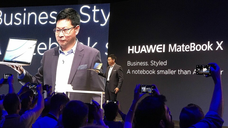 Richard Yu, administrerende direktør i Huawei Consumer Business Group, presenterer MateBook X fra scenen i Berlin. Foto: Stian Sønsteng