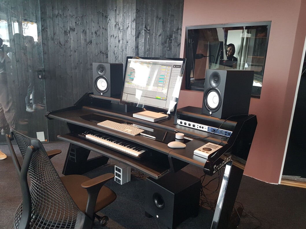 MERs studioer er alle utstyrt med den nye Surface Studio, og maskinen står klar til å skape Alan Walker eller Timbuktus neste hit-låt. Foto: Marte Ottemo. MERs studioer er alle utstyrt med den nye Surface Studio, og maskinen står klar til å skape Alan Walker eller Timbuktus neste hit-låt. Foto: Marte Ottemo.