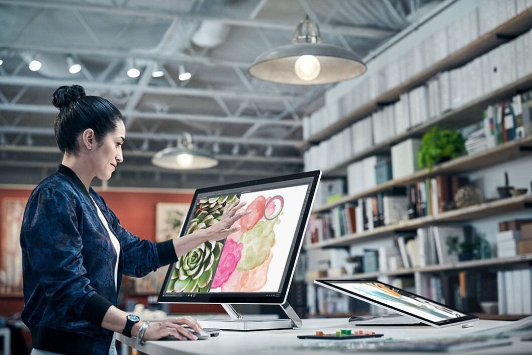 Surface Studio er en 28 tommer stor alt-i-ett-maskin beregnet på kreative yrker. Foto: Microsoft. Surface Studio er en 28 tommer stor alt-i-ett-maskin beregnet på kreative yrker. Foto: Microsoft.