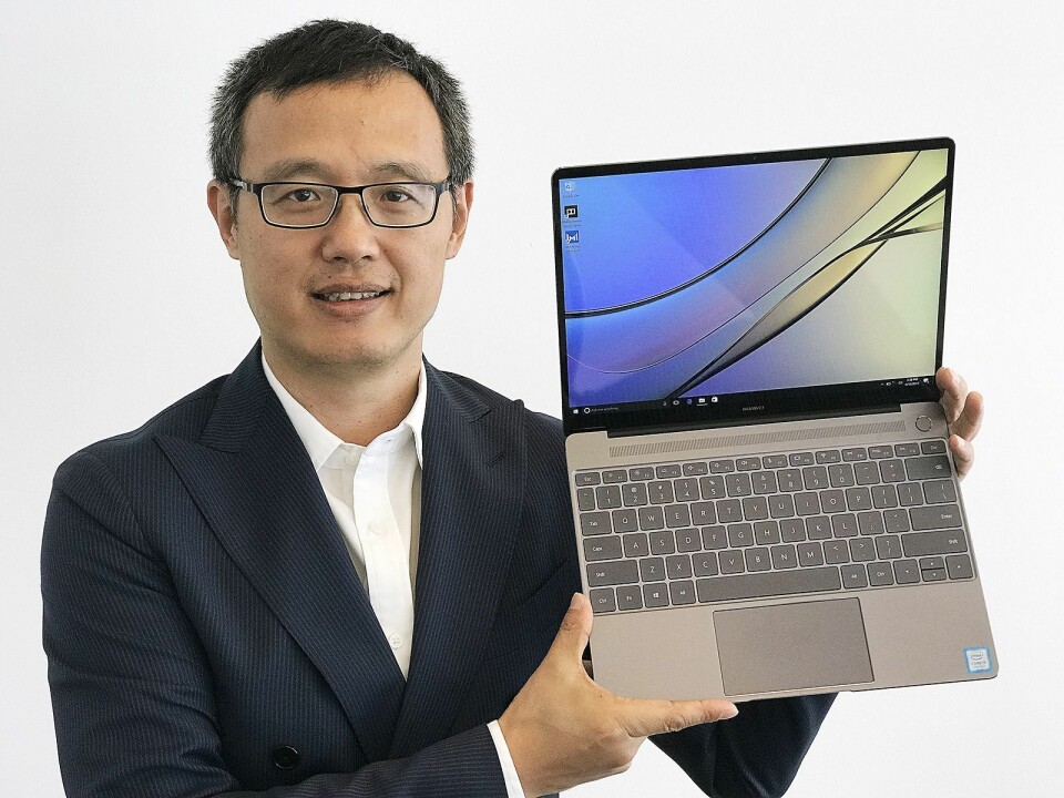 Yanmin Wang, president for forbrukermarkedet i Norden, sentral- og øst-Europa i Huawei, med MateBook X i fargen Space Gray..