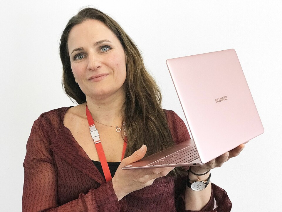 Gøril Bye, ny marketingsjef i Huawei i Norge, med MateBook X i fargen Rose Gold..