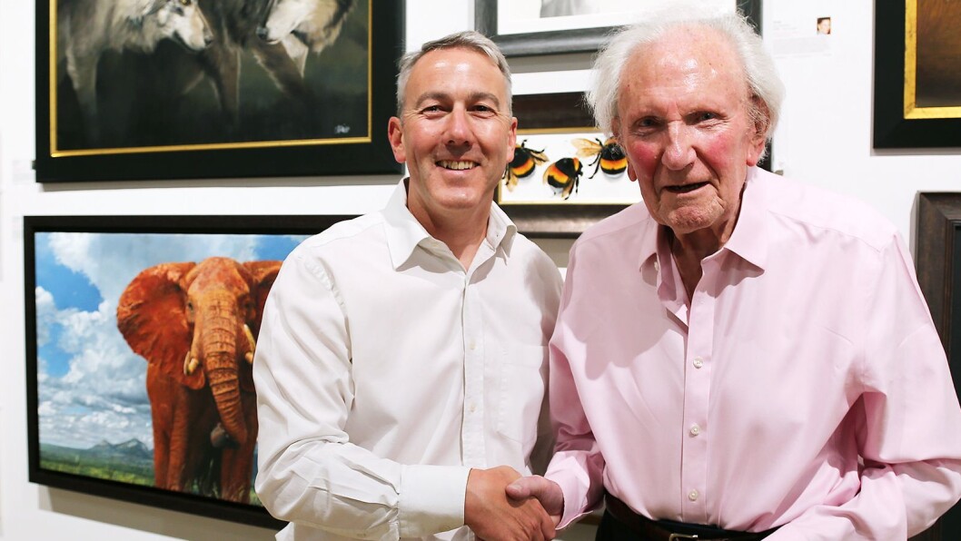 Chris Michael (t. v.) i Maeco og David Shepherd i DSWF under stiftelsens årlige utstilling «Wildlife Artist of the Year» på Mall Galleries i London. Foto: Maeco Chris Michael (t. v.) i Maeco og David Shepherd i DSWF under stiftelsens årlige utstilling «Wildlife Artist of the Year» på Mall Galleries i London. Foto: Maeco