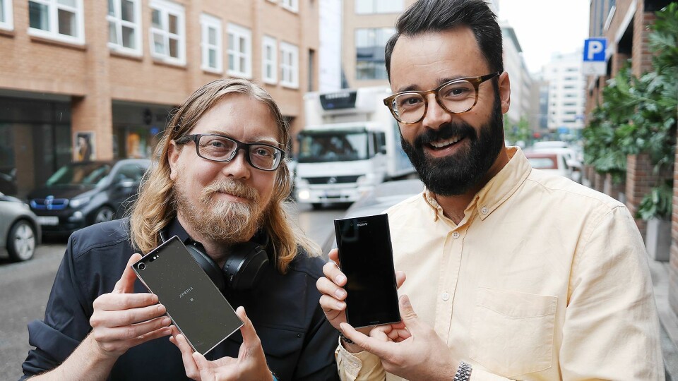 Rikard Skogberg (t. v.) og Frank Otterbeck i Sony Mobile Communications med flaggskiptelefonen Xperia XZ Premium. Pris: 7.500,- Foto: Stian Sønsteng