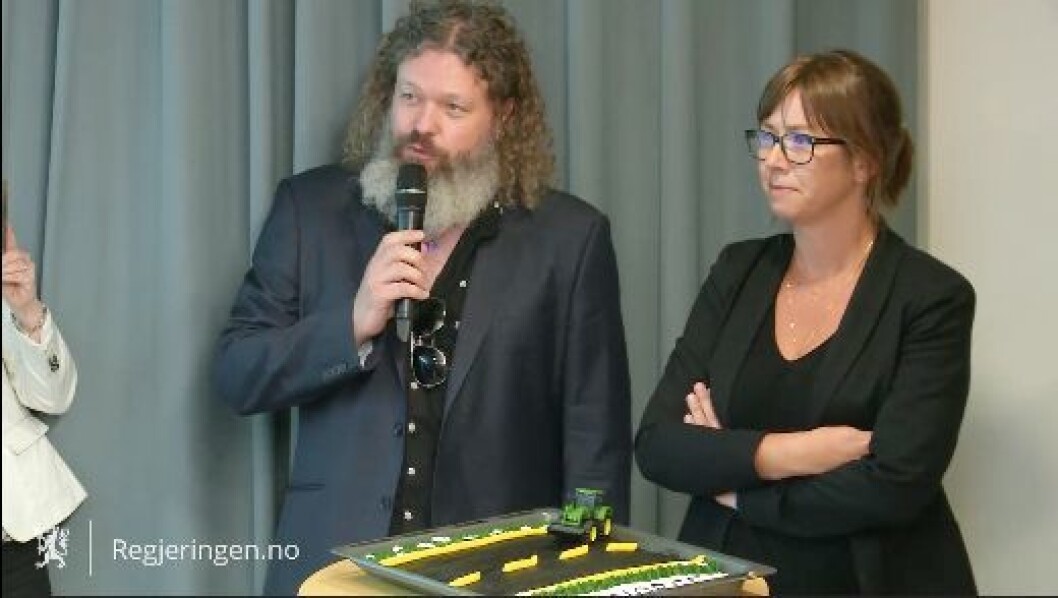 Torgeir Waterhouse, direktør for internett i IKT-Norge og IKT-Norge-sjef Heidi Austli er fornøyde med at regjeringen endelig har lagt fram sitt forslag til graveregler. Foto: IKT-Norge Torgeir Waterhouse, direktør for internett i IKT-Norge og IKT-Norge-sjef Heidi Austli er fornøyde med at regjeringen endelig har lagt fram sitt forslag til graveregler. Foto: IKT-Norge