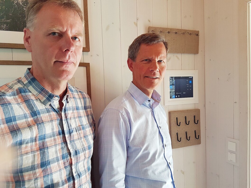 Bård Ståle Kvitberg, teknisk rådgiver xComfort og Jon Helsingeng, administrerende direktør står i ett av selskapets demohus og viser fram panelet som styrer smarthuset. Foto: Marte Ottemo<span style="font-size: 1.6rem; color: #333333;"> </span> Bård Ståle Kvitberg, teknisk rådgiver xComfort og Jon Helsingeng, administrerende direktør står i ett av selskapets demohus og viser fram panelet som styrer smarthuset. Foto: Marte Ottemo<span style="font-size: 1.6rem; color: #333333;"> </span>