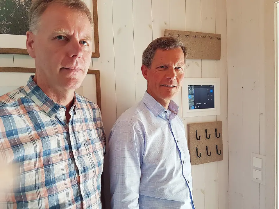 Bård Ståle Kvitberg, teknisk rådgiver xComfort og Jon Helsingeng, administrerende direktør står i ett av selskapets demohus og viser fram panelet som styrer smarthuset. Foto: Marte Ottemo Bård Ståle Kvitberg, teknisk rådgiver xComfort og Jon Helsingeng, administrerende direktør står i ett av selskapets demohus og viser fram panelet som styrer smarthuset. Foto: Marte Ottemo